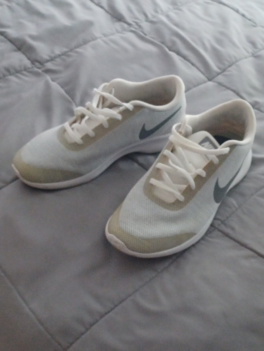 Nike Lightweight Mesh Sneaker - White & Tan